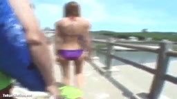 【生D●素人●海】不思議ちゃん系スレンダービキニとクッキリ日焼けギャル 2人組に生挿入３連発!!! 公式シロドラー‼