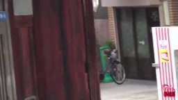 路地裏にて豪快立ち小便