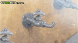 セクシーな巨乳ティーンが恥ずかしがり屋の友達を射精させるのを手伝う