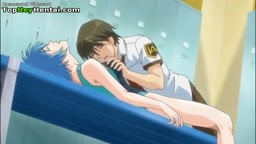 セクシーな巨乳ティーンが恥ずかしがり屋の友達を射精させるのを手伝う