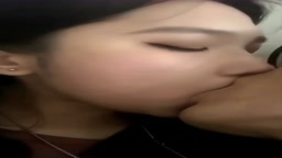 Một cô gái xinh đẹp đang hôn đắm đuối