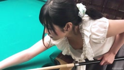 ビリヤードしてる美女の胸ちら乳首