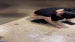 エレベーターで放尿