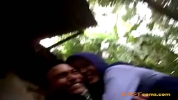 Indonesian Jilbab Babe Ciuman & Pamer Susu