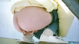 chinese girl starts fishing shit out of her ass 意味不明な中国人が素手でお釣り