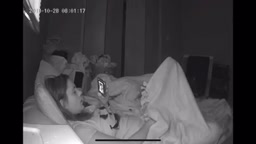 AV見ながらベッドでオナニー