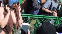 ノーブラコスプレイヤー