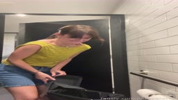 女子ト〇レで露出放尿