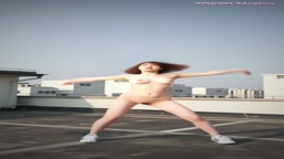 屋上で全裸で踊る変態娘