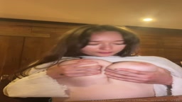 おっぱい舐める