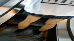 こんな短いスカート履いてたらね