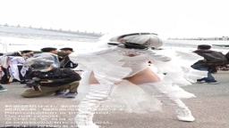 ハイレグすぎてマン筋ギリギリの美人コスプレイヤー