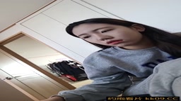 韓国でルームメイトと②手コキからのフェラ