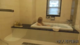 美乳で色白なスレンダー美人