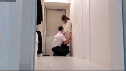 我慢できず、玄関で中出しでおっぱじめた