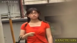 パンツ下げ陰毛毟り