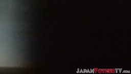 Des Filles Japonaises Nues Et Mouillées Dans L'eau