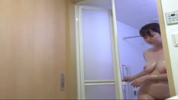 爆乳　着替え　垂れ乳