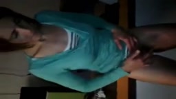 Deutsche Amateurin masturbiert im Stehen alleine