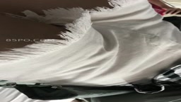 格子衫白色熱褲美眉在地鐵上被抄底内内