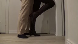 Deutsche Amateurin spielt in braunen Leggings mit Nylonsocken