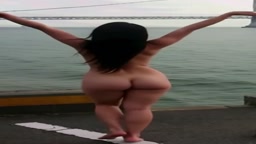 海をバックに全裸で-1