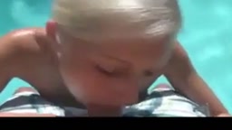 Deutscher Amateur-Paar hat Spaß am Pool