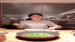 こっそりおっぱい見せてくれる