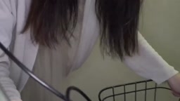 胸チラ パンモロ 自転車