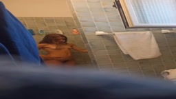 Adolescente Espiada en la Ducha