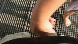 Deutsche Amateurin mit großen Titten gibt auf einem Pier einen Blowjob