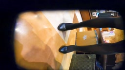 パンチラ テカテカ黒タイツお姉さんがしゃがんで