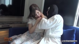 28歳のいつきさんはまだ結婚2年目です。子●もいないので体はまだまだピチピチ。清楚ながらもエロい下着をずらして生ハメです。舌と顔でザーメンを受け止め旦那さんに罪悪感を感じたいつきさんでした。