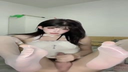 白い羽付きニットワンピ男の娘の手コキオナニー