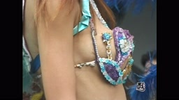 サンバで激しく腰ふる奥様