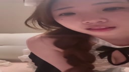 メイド服を着た人気インターネットセレブが、膝をついて陰部を激しく叩きながら自慰行為をし、潮吹きして喘ぎ声を上げながら奔放なオーガズムを経験する。