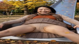 人妻滑り台パンチラ (8)