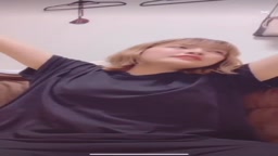 配信で膝入れ、パンモロ気づかず