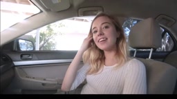 Stiefgeschwister haben harten Spaß im Auto