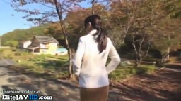 魅力的なブルネットがセックスをしたがっている