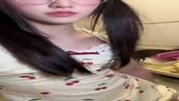 ピンク眼鏡ツインテール男の娘のチェリー柄ミニスカオナニー