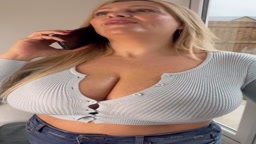 金髪爆乳 電話中にパイズリ