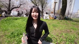 色白スレンダー１８歳