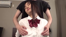 素人 誕生日に撮影される制服娘18歳