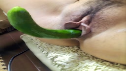 笛楽夫人 Selfie pussy photo with cucumber inserted