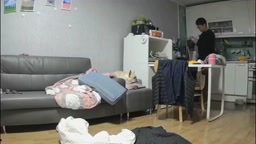 家庭内防犯カメラでソファでの行為が流出