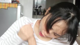 【イラマチオ】頭を鷲づかみにされ根本まで咥えさせられる女の子03