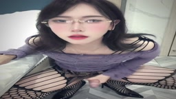 眼鏡網タイツ男の娘のM字開脚オナニー