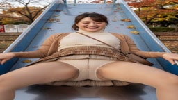 人妻滑り台パンチラ (11)