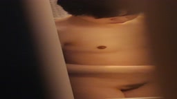 脱衣場の貧乳妻